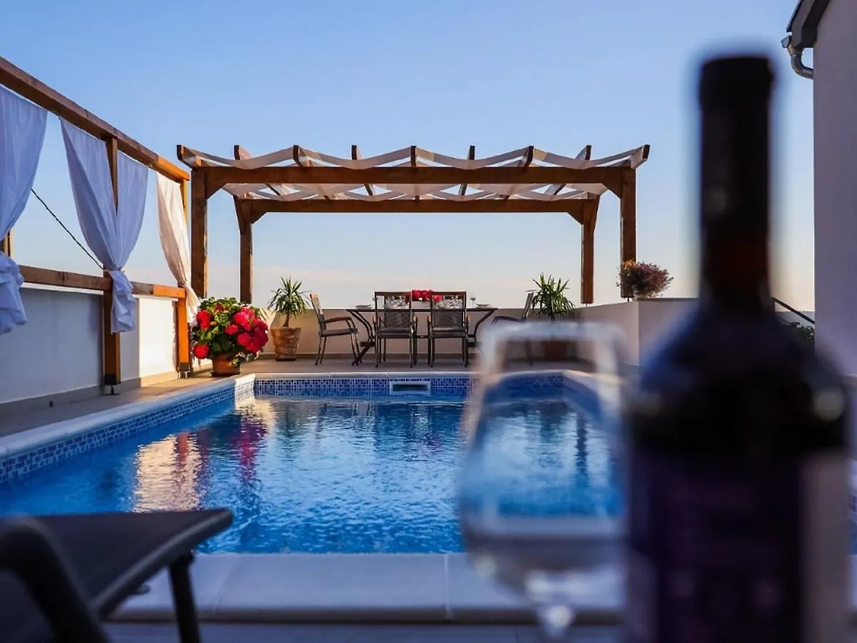 Lovely Holiday Home With Private Swimming Pool Maslenica