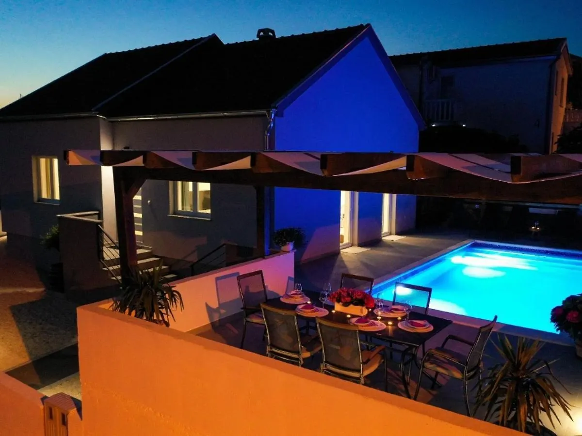 Lovely Holiday Home With Private Swimming Pool Maslenica